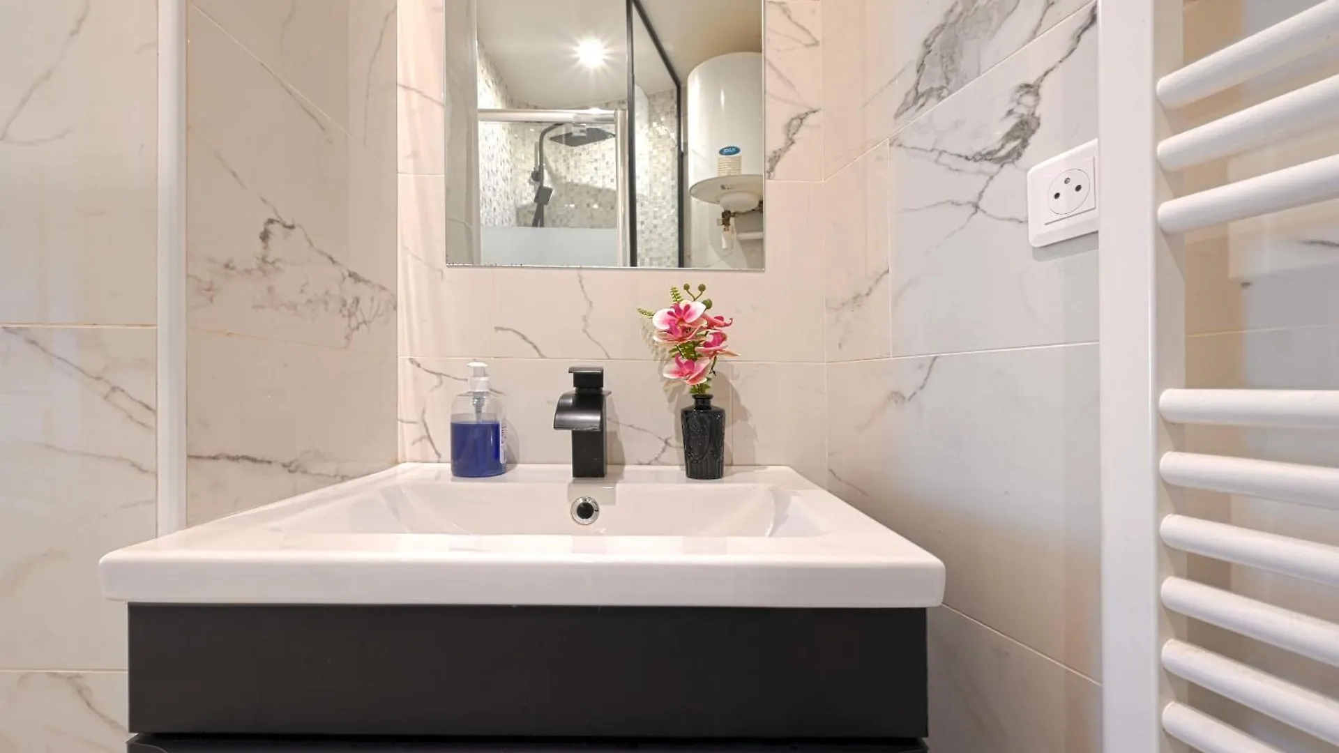 Superbe Appartement De 2 Pieces Paris